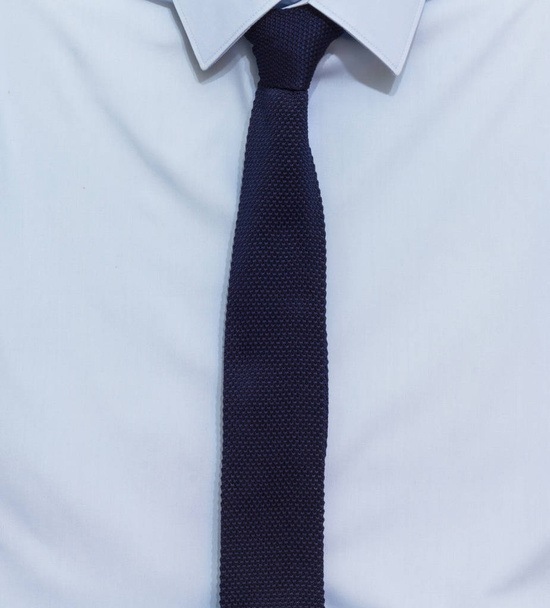 голубая рубашка и вязаный галстук
 - Фото, изображение