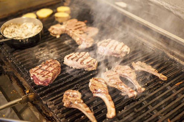 Tranches de steaks grillés rares et juteux
 - Photo, image
