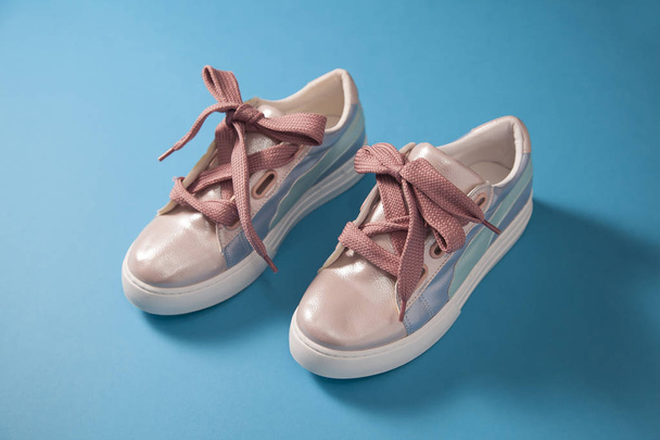 Прекрасні рожеві дитячі кросівки
 - Фото, зображення