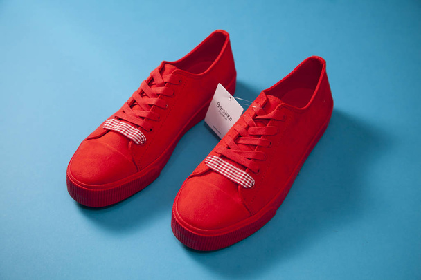 Un par de lindas zapatillas de deporte de chica roja Breshka
 - Foto, imagen