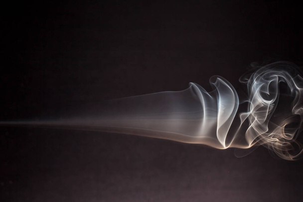 Καταπληκτικό σχήμα καπνού σε μαύρο φόντο - Φωτογραφία, εικόνα