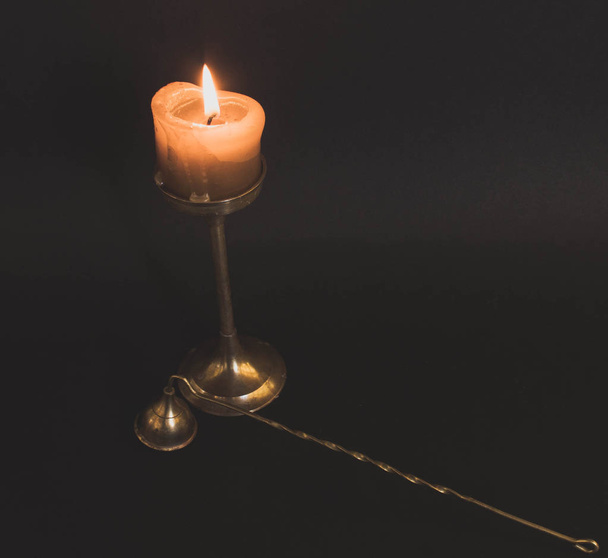 Świecznik i świeca Snuffer wykonane z miedzi  - Zdjęcie, obraz