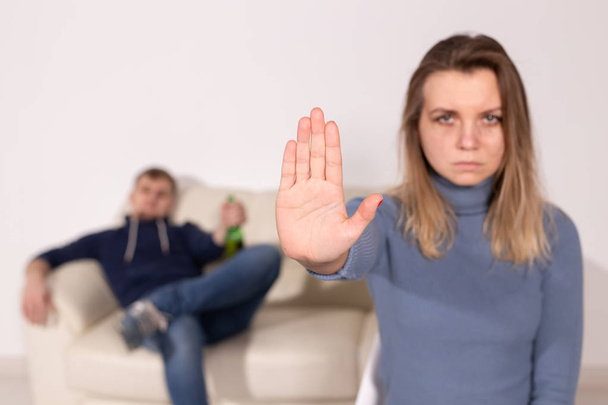 Люди, насилие в семье и насилие концепция - Женщина показывает прекратить злоупотребления знак над мужчин фон
 - Фото, изображение