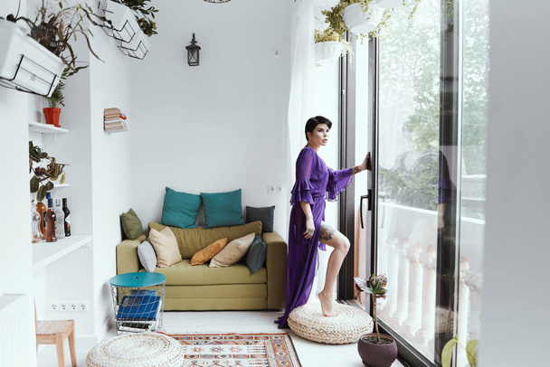 female with short haircut poses in Tbilisi loft - Foto, imagen