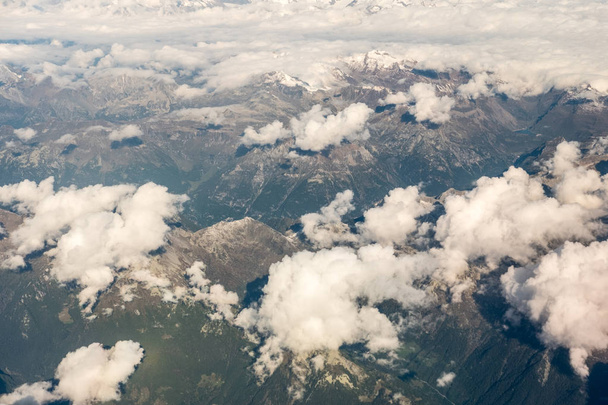 Vista aérea da Montanha na Suíça, vista de cima
. - Foto, Imagem