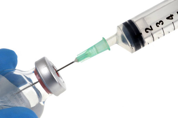 Γεμίστε μια σύριγγα με εμβόλιο σε κοντινό επάνω σε λευκό φόντο - Φωτογραφία, εικόνα