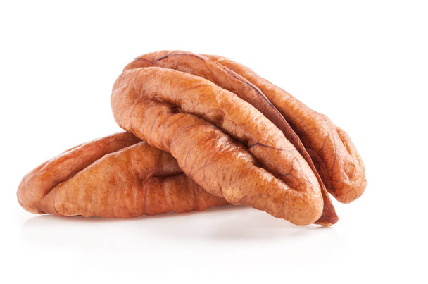 Loupané pecské ořechy izolované na bílém pozadí s ořezovou patní - Fotografie, Obrázek