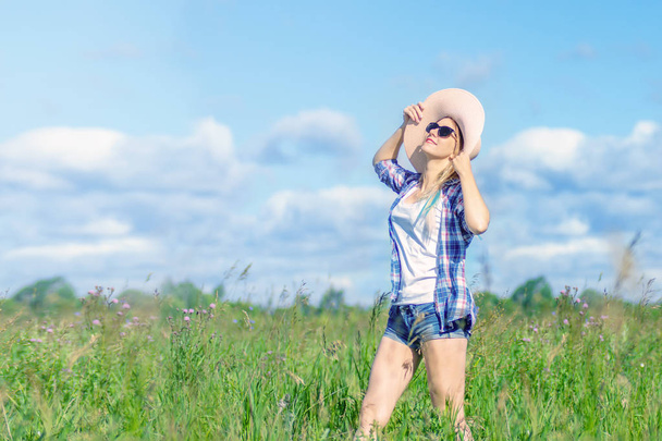 glücklich schönes Mädchen im blühenden Feld genießen die Sonne und  - Foto, Bild