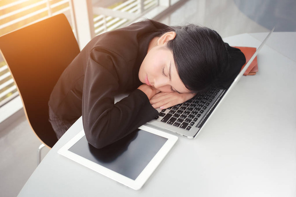 perezosas empresarias durmiendo en el ordenador portátil
 - Foto, imagen