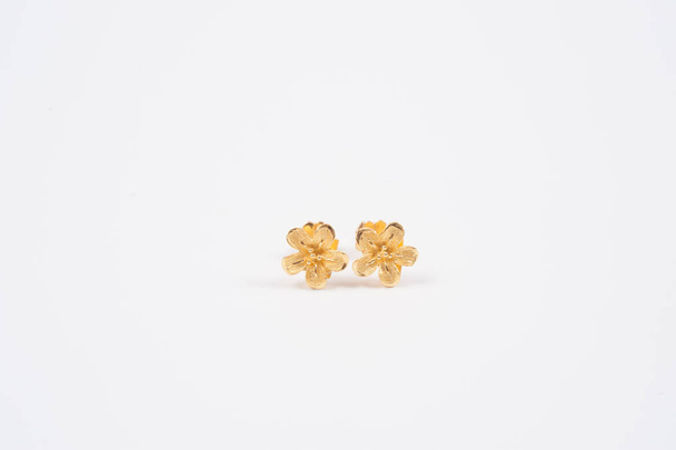Złote kolczyki, małe rozmiary kwiatów, biżuteria. - Zdjęcie, obraz