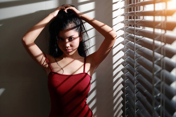 портрет красивої і сексуальної жінки з вікном (темний фільтр ефект
) - Фото, зображення