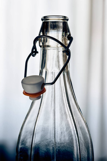 Skleněná láhev s drátěným obroušenou keramickou zátkou - Fotografie, Obrázek