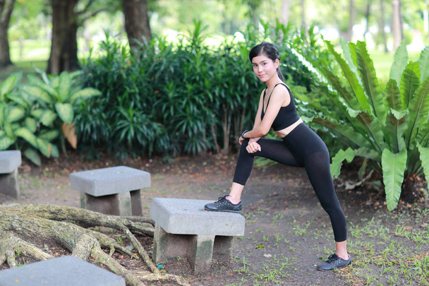 nuori terve ja urheilullinen nainen tehdä jooga venyttely ulkona
  - Valokuva, kuva