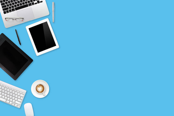 grafik biurko widok z góry z laptopem komputer, wyświetlacz pióra, tablet rysik, materiały biurowe i filiżanka kawy na niebieskim pastelowym tle - Zdjęcie, obraz