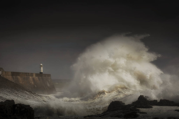 Porthcawl világítótorony és móló a pofa a vihar a tengerparton a Dél-Wales, Egyesült Királyság. - Fotó, kép