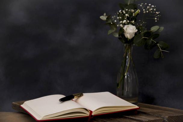 Romantisch boeket en Notitieboek met pen voorgrond - Foto, afbeelding