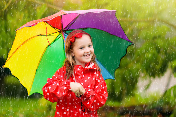 Gyerek játszik a nyári eső esernyő. - Fotó, kép