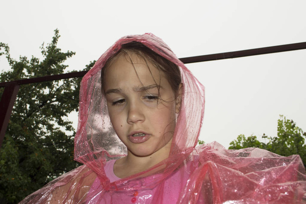 дівчина під дощем
 - Фото, зображення