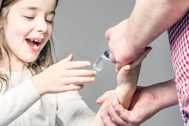 Frightened girl does not want to be vaccinated. - Foto, Imagen