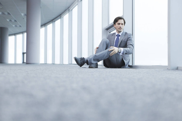 Businessman sitting on floor - Zdjęcie, obraz