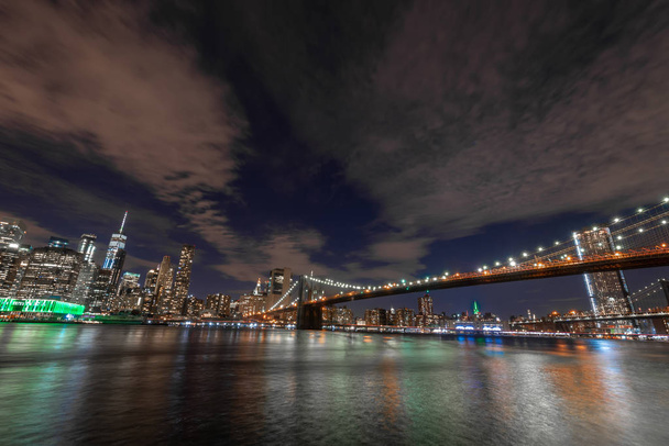 Skyline of Manhattan and Brooklyn γέφυρα, νυχτερινή θέα - Φωτογραφία, εικόνα