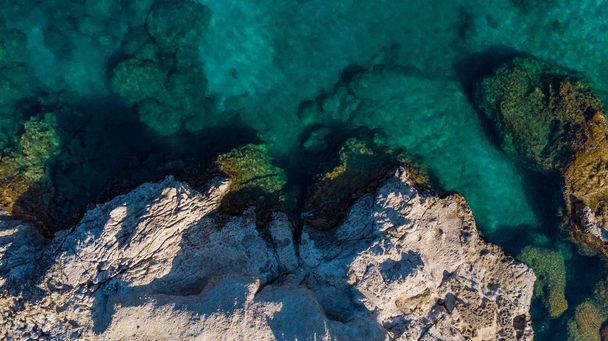 ギリシャ島のブルーウォーターズとロッキービーチの空中ビュー - 写真・画像