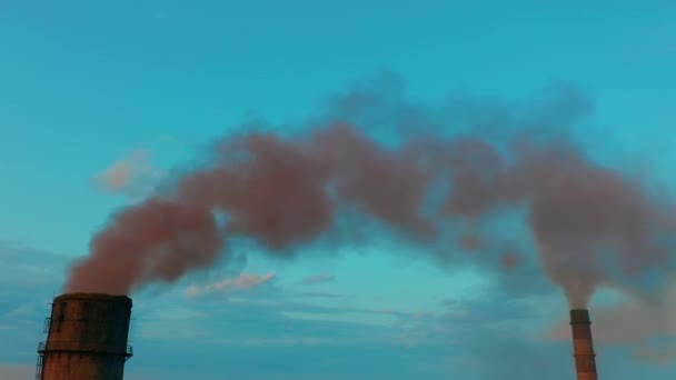 Luftaufnahme. Industrierohre verschmutzen die Luft neben den Bewohnern der Stadt. - Filmmaterial, Video