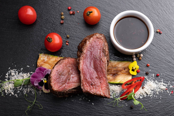 Filet Mignon steak with sauce on black slate - Foto, Bild