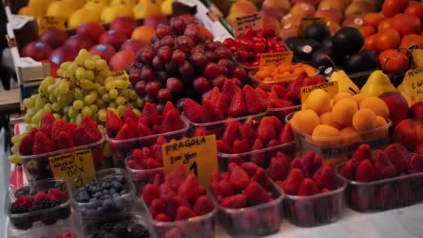 Φράουλα ροδάκινα μήλα φρούτα στο κατάστημα του δρόμου - Πλάνα, βίντεο