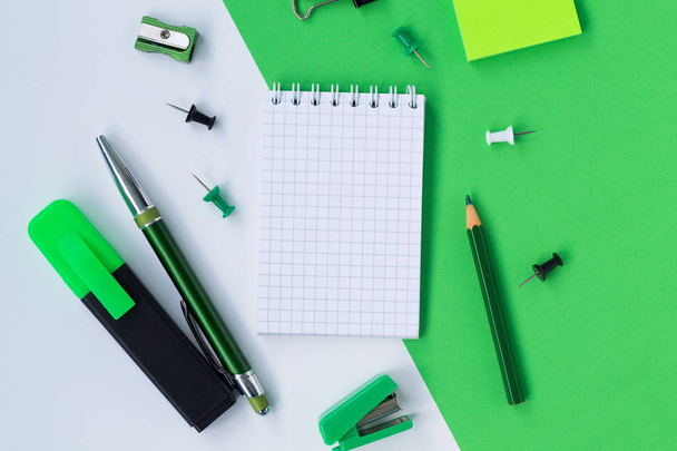 bloc-notes et crayon isolés sur fond blanc et vert avec espace de copie
 - Photo, image