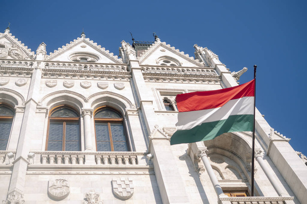 Flaga na budynku węgierskiego parlamentu. - Zdjęcie, obraz