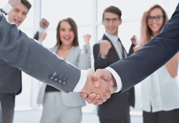закрыть up.handshake бизнес-партнеров на размытом фоне офиса
 - Фото, изображение