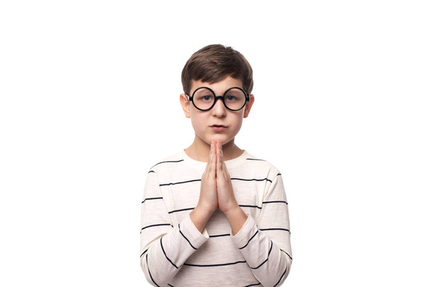 Plan studio d'un garçon sérieux avec des lunettes rondes portant du blanc
 - Photo, image