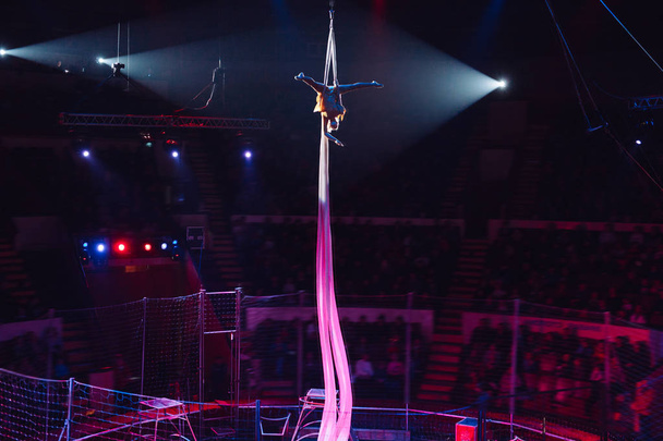 Girls aerial acrobatics in the Circus arena. - Foto, Imagen