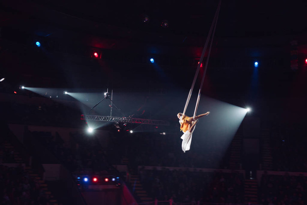 Girls aerial acrobatics in the Circus arena. - Valokuva, kuva