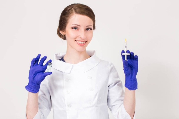 Cosmetologist girl smiling with syringe in hands - Foto, Imagem