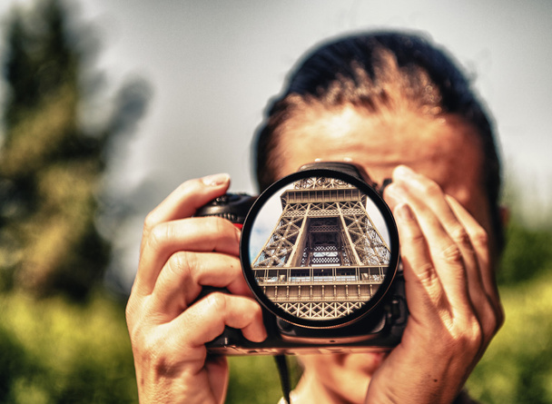 観光客カメラ エッフェル塔、パリのショットをキャプチャ - 写真・画像