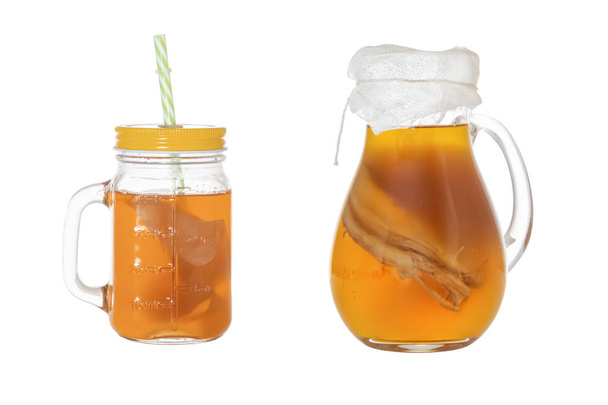 Domowy fermentowany napój kombucha w szklanym dzbanek i słoiku. Izolowane na białym tle - Zdjęcie, obraz