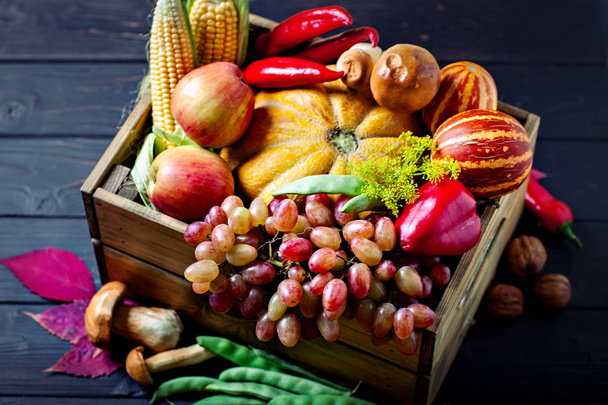 La mesa, decorada con verduras y frutas. Festival de la Cosecha. Feliz Día de Acción de Gracias. Fondo de otoño. Enfoque selectivo
. - Foto, Imagen
