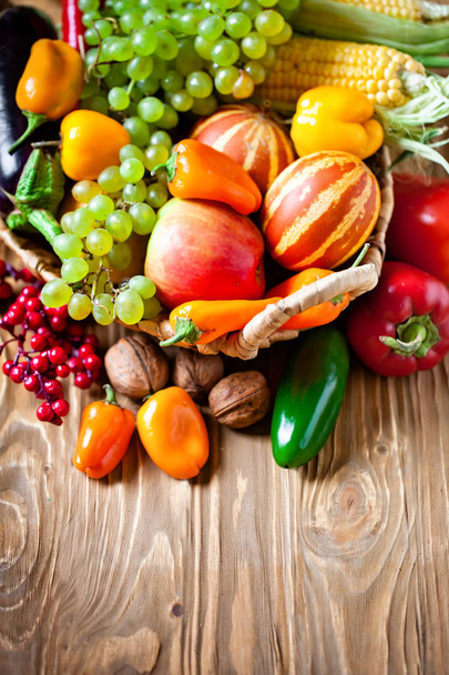 Sebze ve meyvelerle süslenmiş bir masa. Hasat Festivali. Mutlu Şükran Günleri Sonbahar arkaplanı. Seçici odak. - Fotoğraf, Görsel
