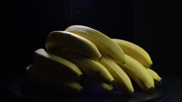 Bananen bos net geoogst gynaecoloog op zwarte achtergrond - Video