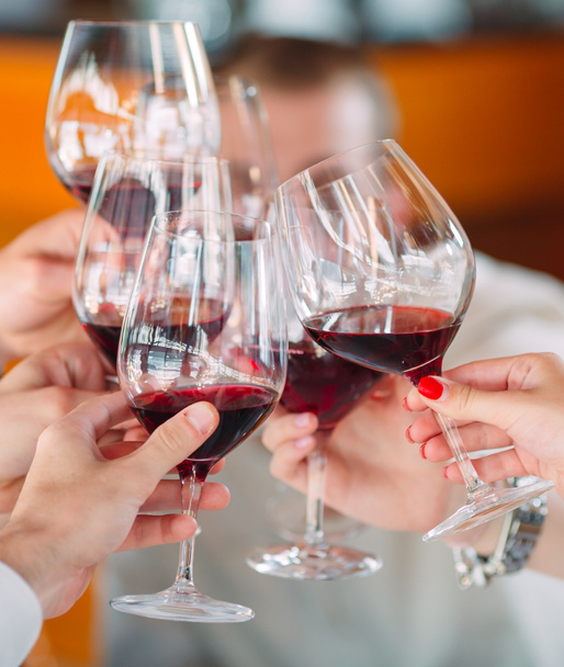 Primo piano di amici brindare bicchieri da vino alla festa - Foto, immagini
