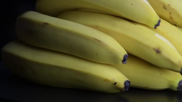 Friss banán giroszkóp fekete háttérrel - Felvétel, videó