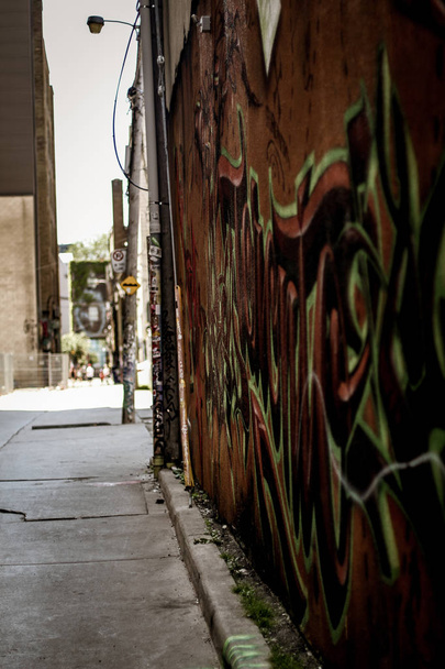 Graffitikuja Torontossa
 - Valokuva, kuva