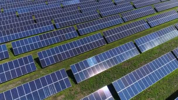 Flug über ein Solarkraftwerk. Luftaufnahme - Filmmaterial, Video