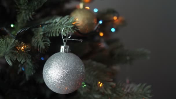 ezüst karácsonyi dekoratív labdát a mesterséges fa ága - Felvétel, videó