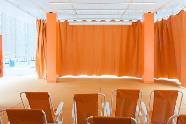 Kırmızı perde ve güneş ışığında koltuklar dışında boş modern iç montaj odası - Fotoğraf, Görsel