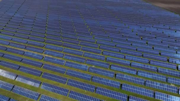 太陽光発電所の上空を飛行する航空調査 - 映像、動画