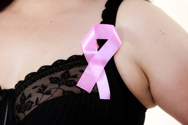Γυναίκα στήθος στο σουτιέν, ροζ κορδέλα του καρκίνου - Φωτογραφία, εικόνα