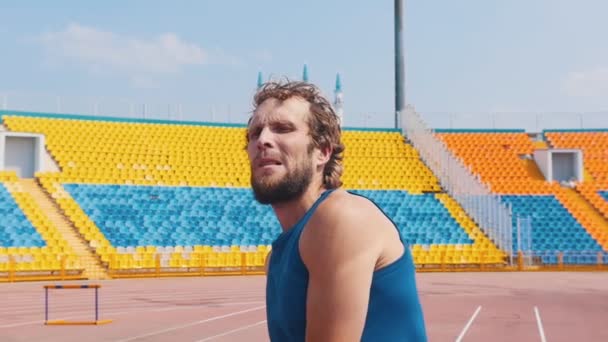 Полюсне сховище бородатий атлетичний чоловік тримає полюс і готується до стрибків відкритий стадіон
 - Кадри, відео
